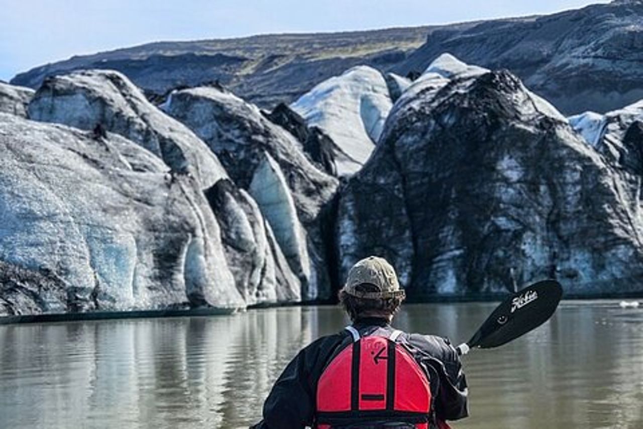 Kayak sulla laguna del ghiacciaio Sólheimajökull