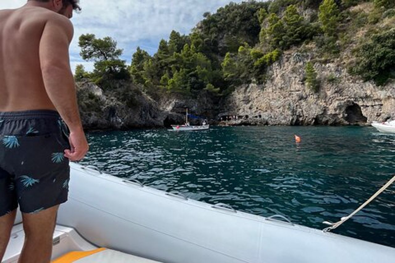 Costiera Amalfitana noleggia un gommone:da Salerno senza patente