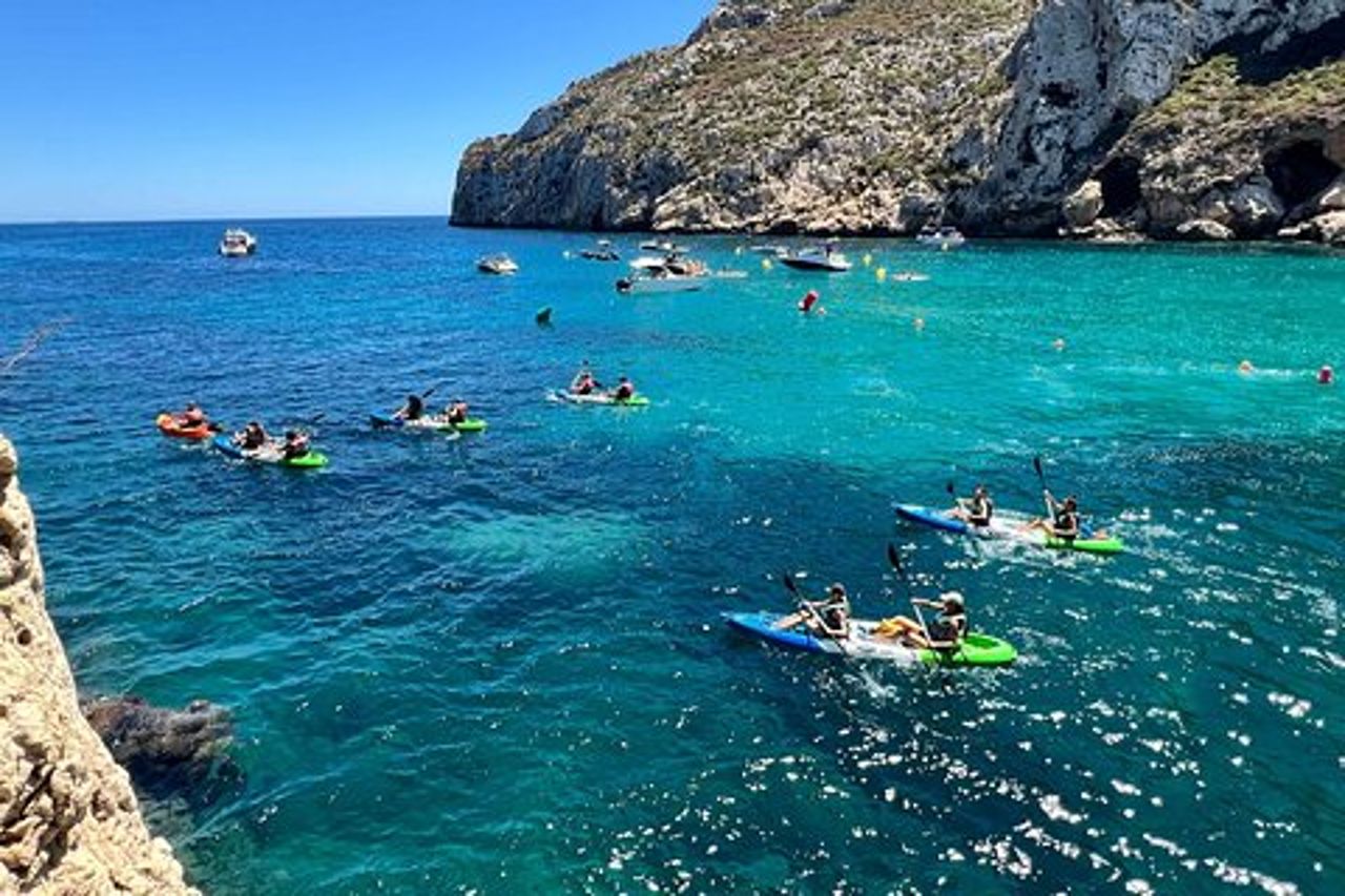 Kayak Granadella Escursione guidata nelle grotte e nella cala di Caló
