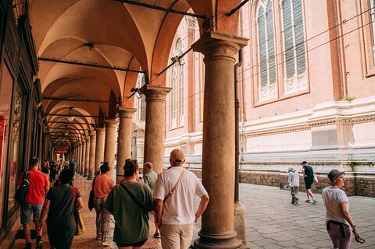 Tour in piccoli gruppi di Bologna con ingresso all'Archiginnasio