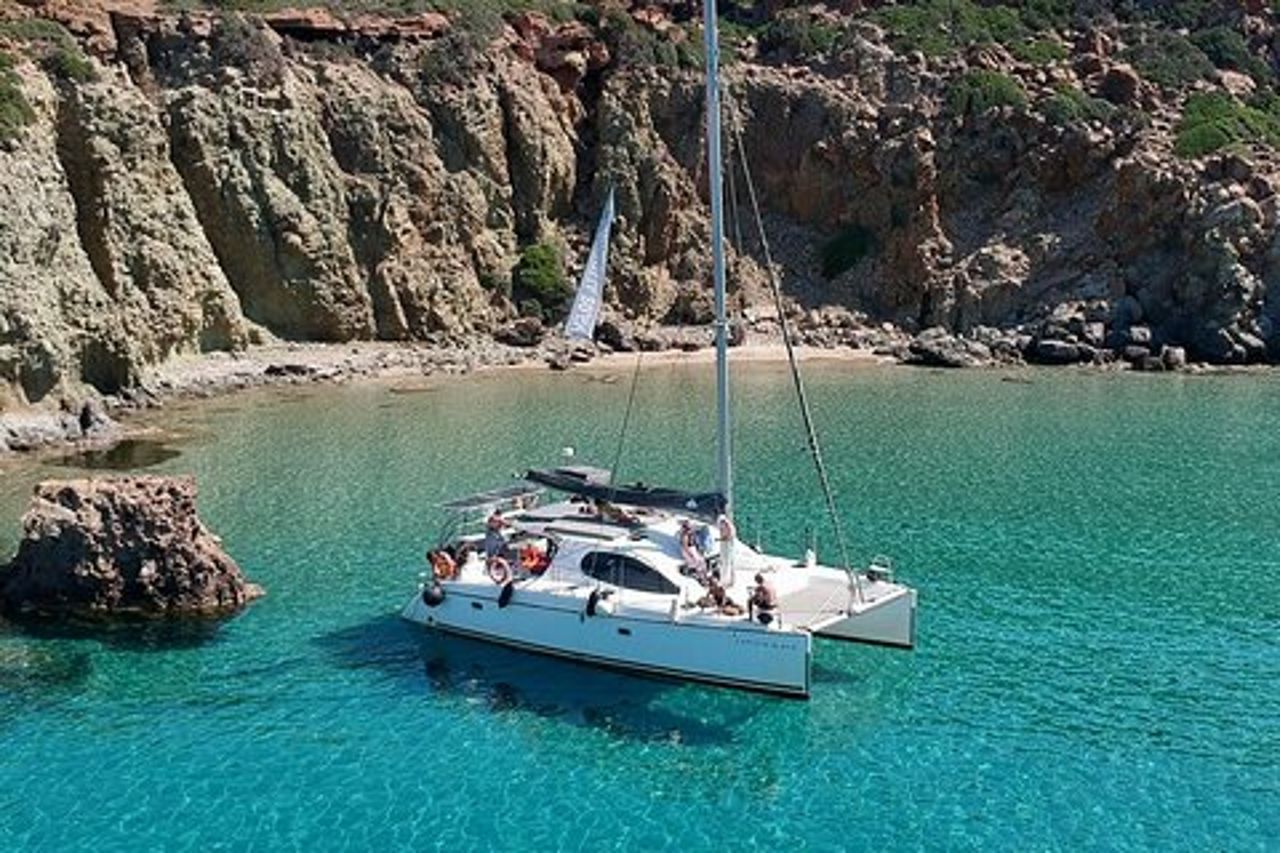 Crociera mattutina di mezza giornata in catamarano a Kleftiko