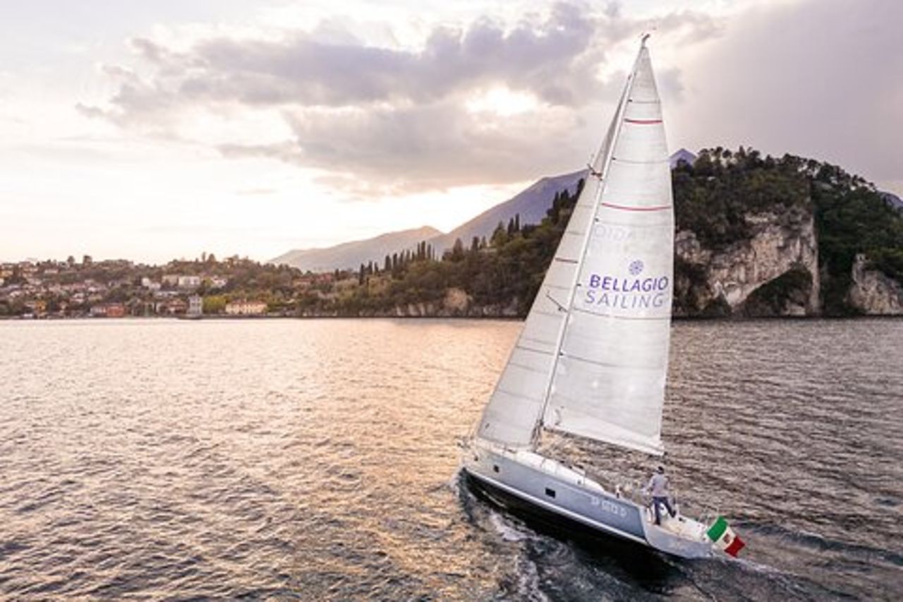 Tour Privato in Barca a Vela Moderna Lago di Como con Aperitivo