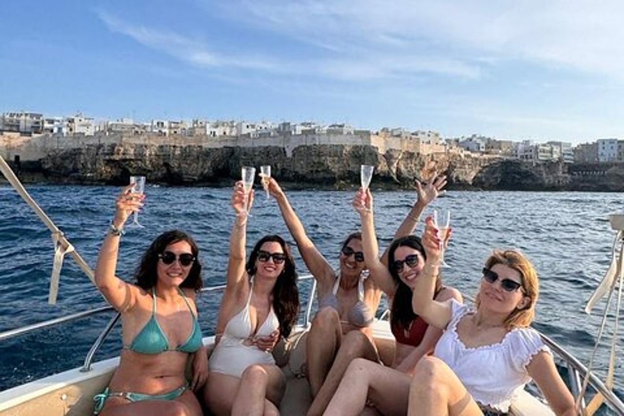 Giro in barca di gruppo a Polignano tra grotte, nuoto e aperitivo