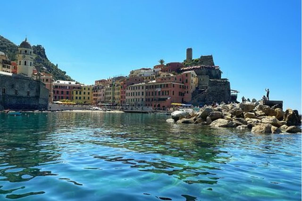 Tour privato alle Cinque Terre su un tradizionale gozzo ligure.