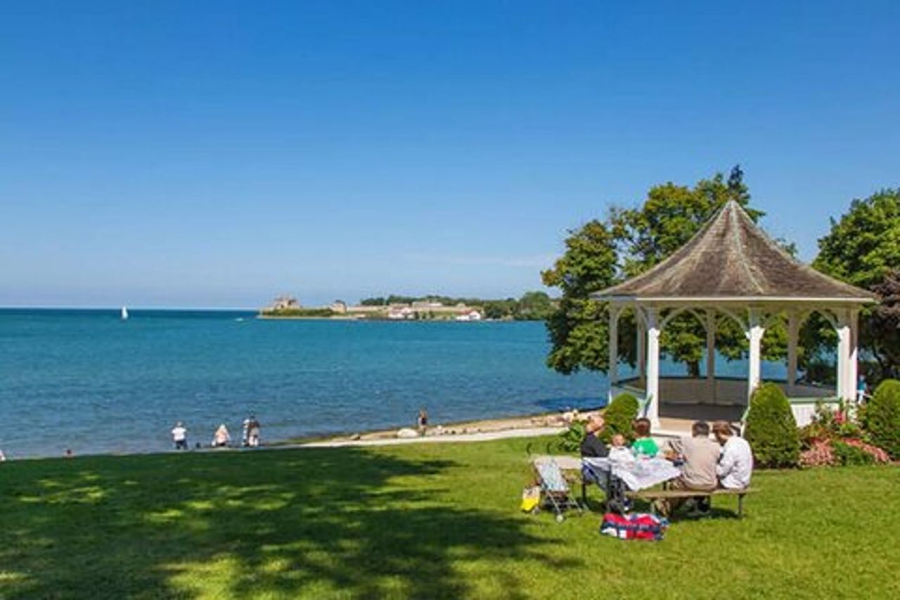Esplora Old Town Niagara-on-the-Lake: Un tour a piedi autoguidato