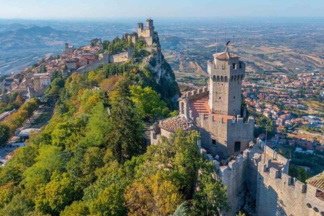 San Marino in Piccolo Gruppo: Tour Guidato con Pass 7 attrazioni