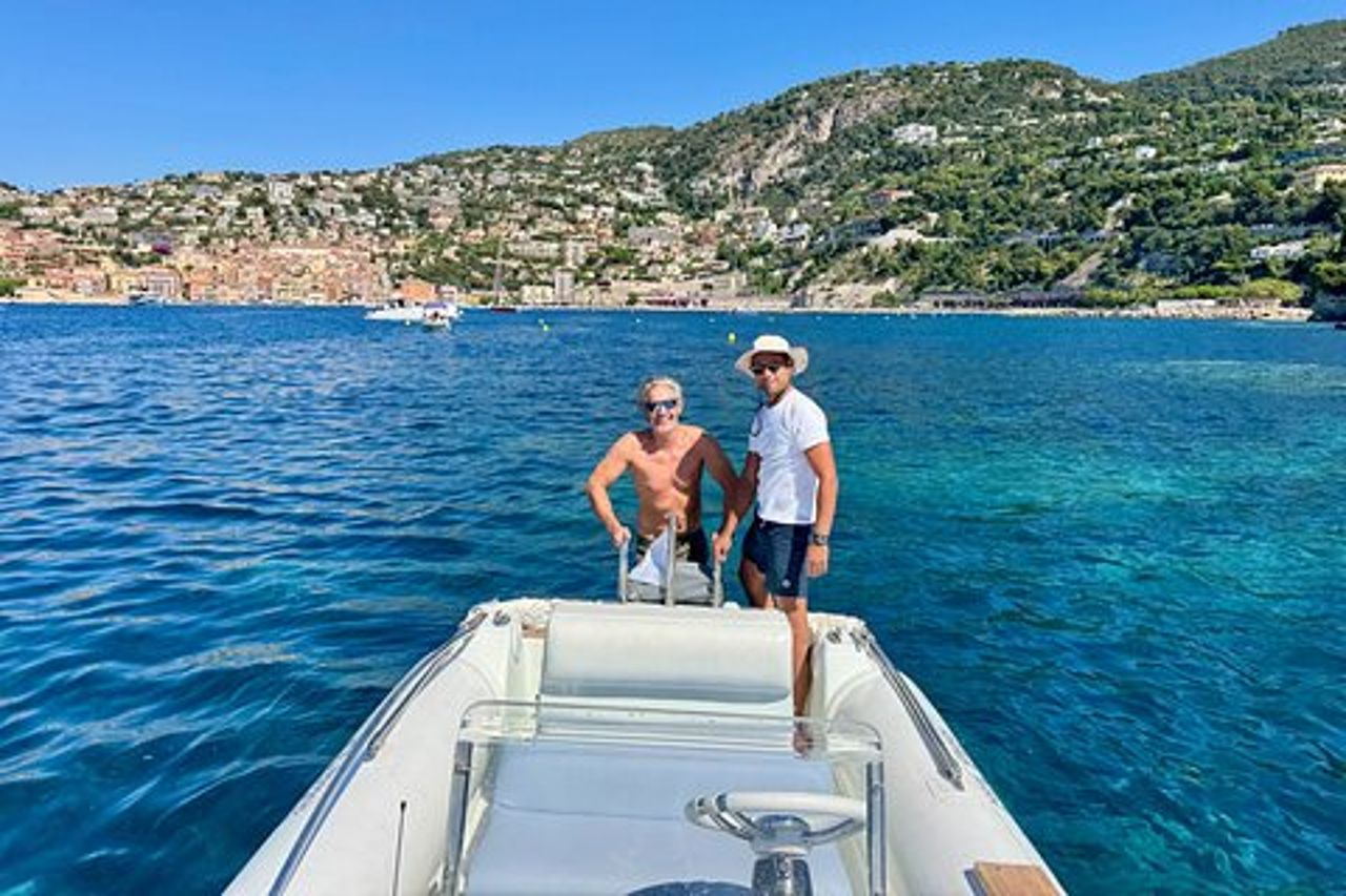 Da Cagnes: tour privato in barca a Cap d'Antibes con snorkeling
