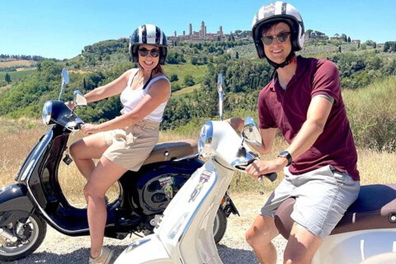 Da San Gimignano: tour in Vespa Toscana, pranzo e degustazione di vini