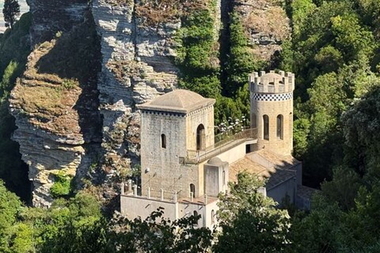 Tour a piedi all'antica città dell'amore Erice