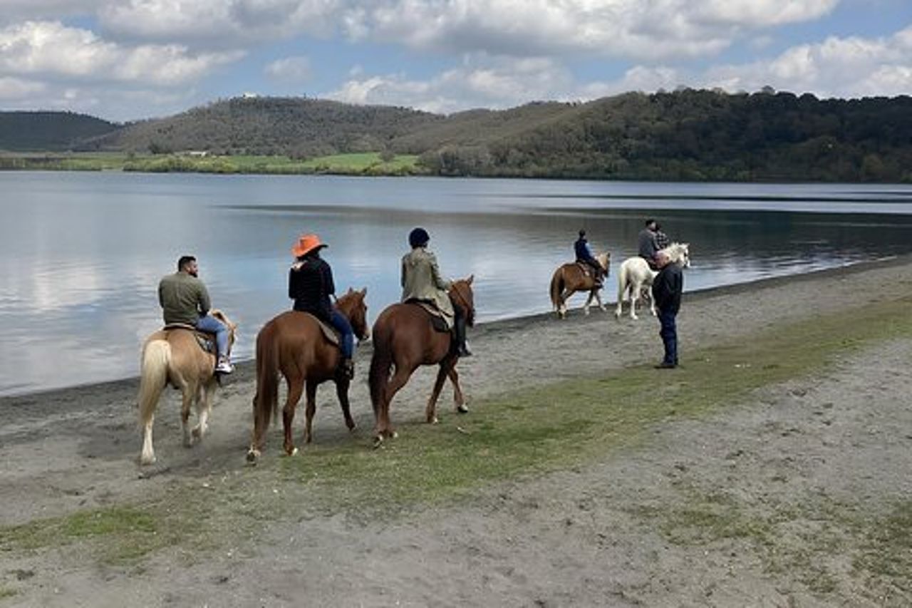 Passeggiata a cavallo sul Lago di Martignano con Guida Vicino Roma