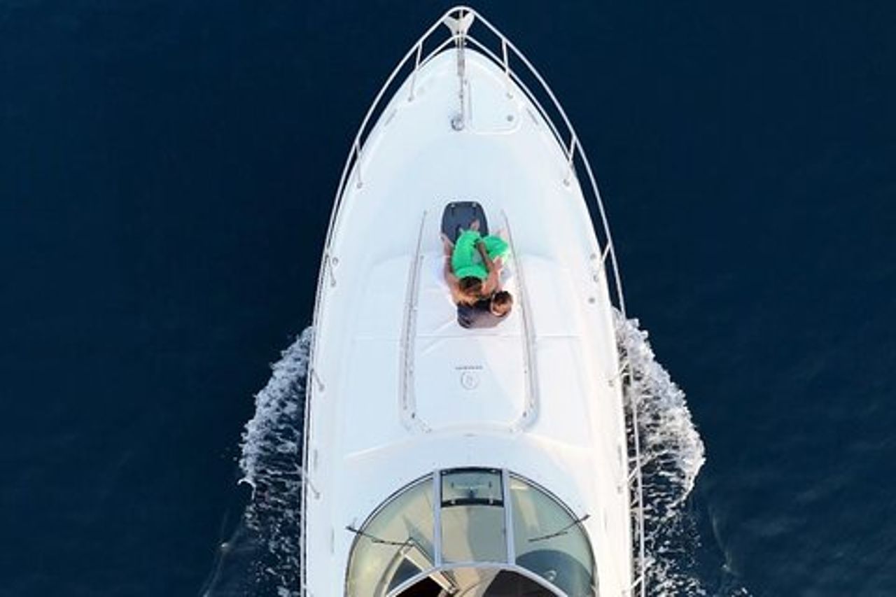 Yacht a motore di lusso a Estepona. Avvistamento di delfini, nuoto, ecc