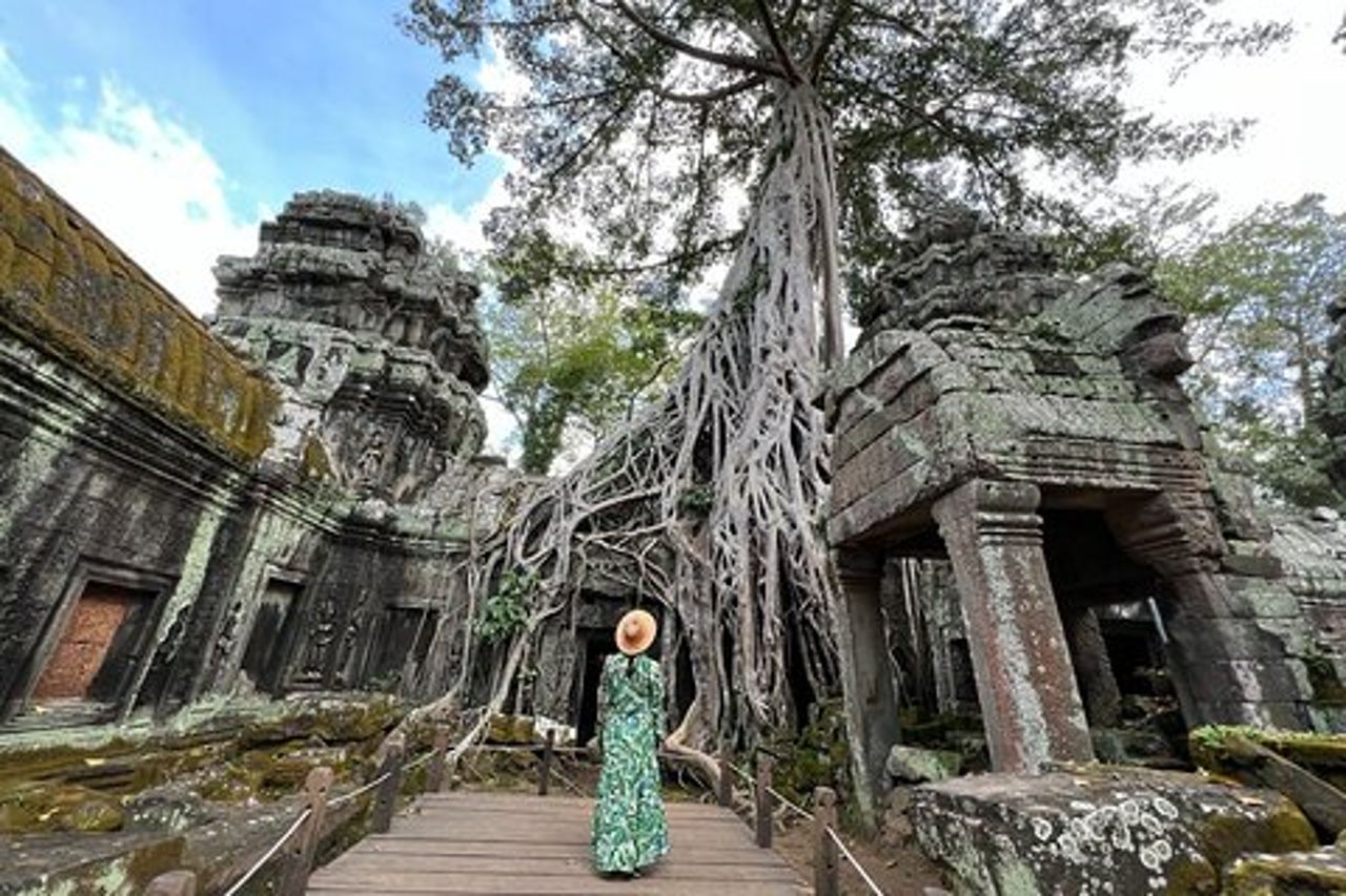 Tour per piccoli gruppi all'alba di Angkor Wat con colazione