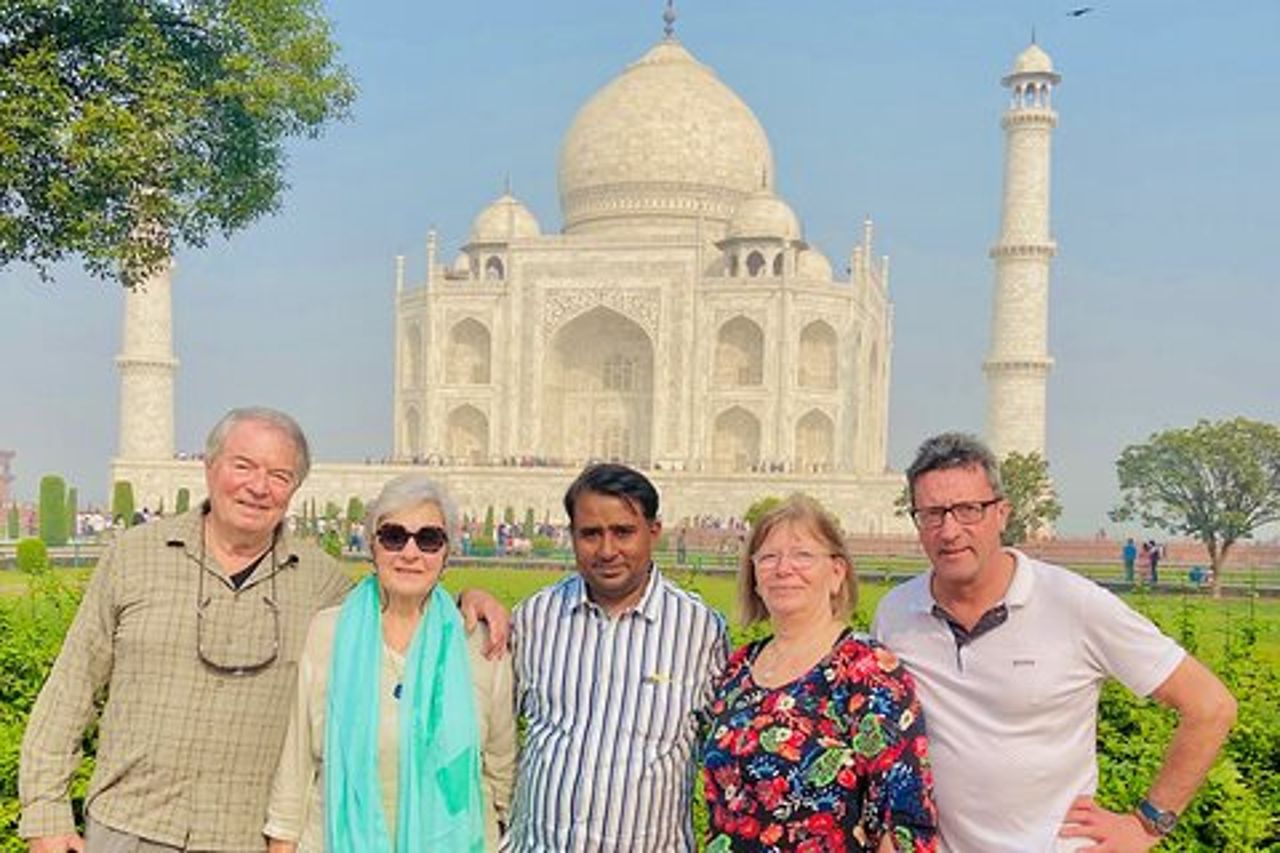 Tour dell'alba del Taj Mahal da Delhi in auto