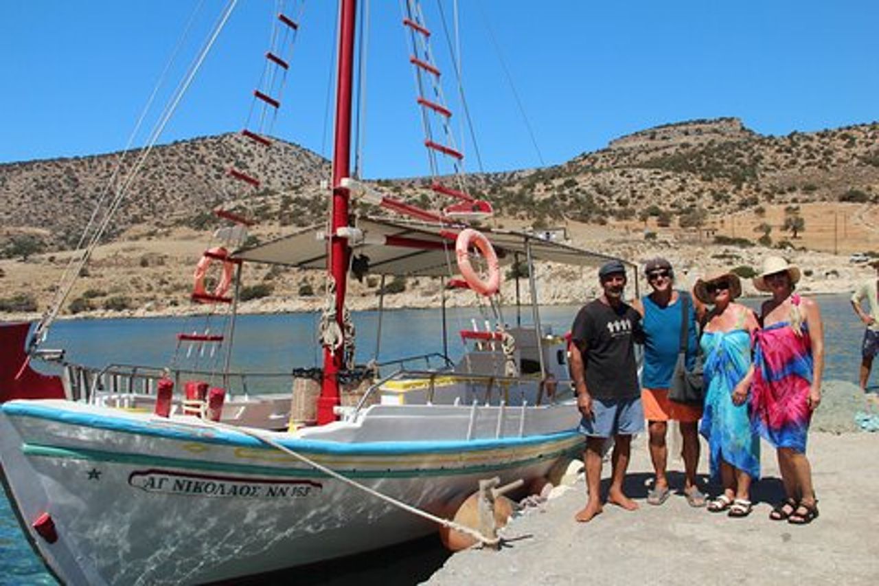 Naxos : gita in barca tradizionale condivisa alla grotta di Rina da Panermos.
