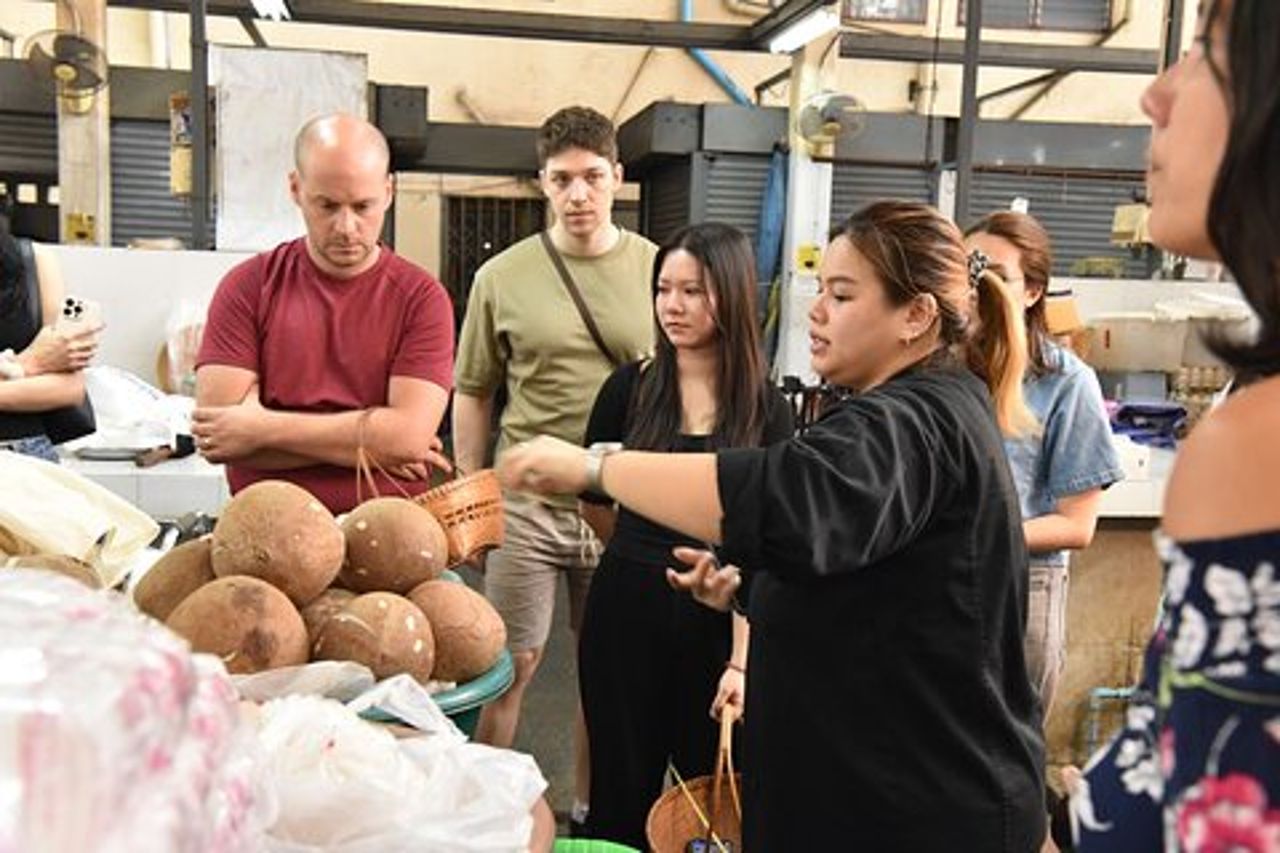 Corso di cucina thailandese con tour del mercato a Sathon Bangkok