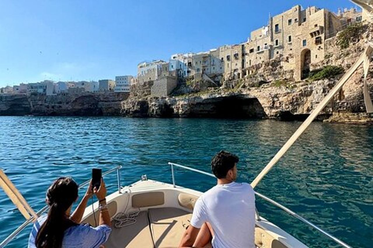 Giro in barca privato a Polignano tra grotte, nuoto e aperitivo