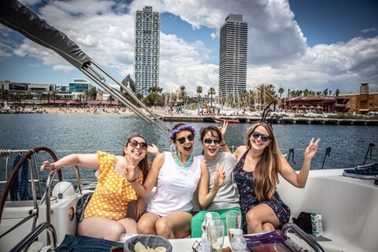 Tour privato in barca a vela a Barcellona con bevande per la famiglia e gli amici