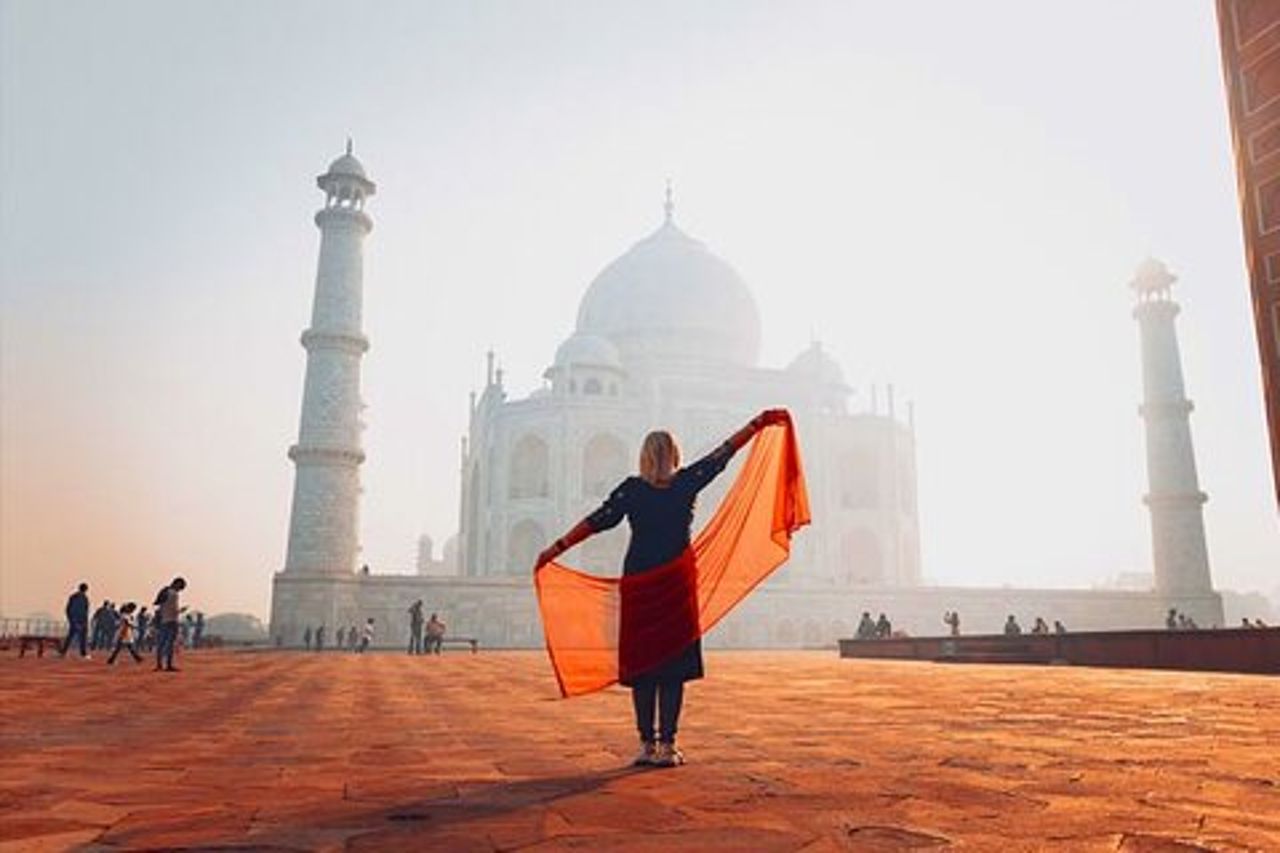 Tour del Taj Mahal durante l'alba