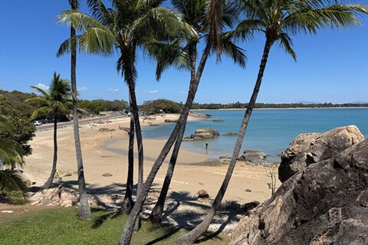 Airlie Beach : Bella Bowen Beaches Day Tour.
