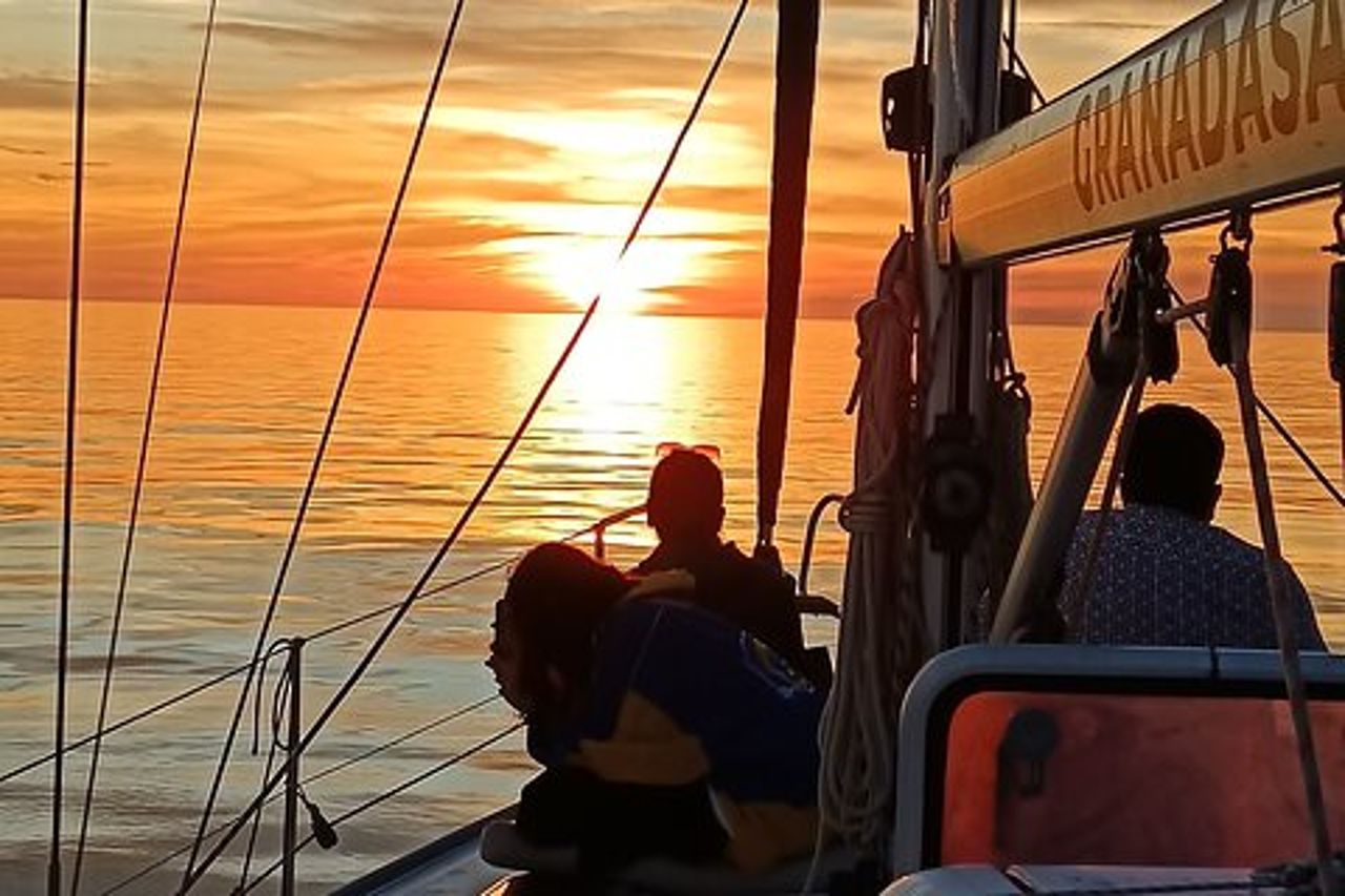 Veleggiata al tramonto lungo le scogliere di Maro - Privata