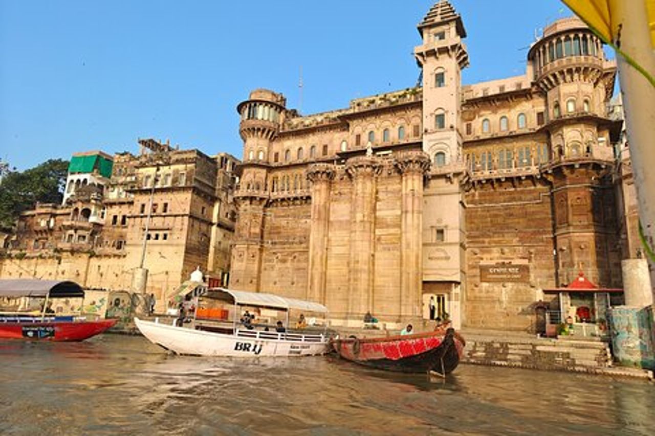 Tour privato di Varanasi: giro in barca all'alba, Ganga Aarti e tempio