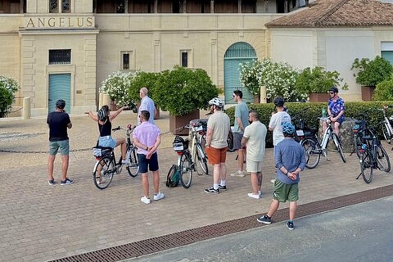 "Esplora Saint-Émilion sulle e-Bikes: Piccolo gruppo, tour di mezza giornata"