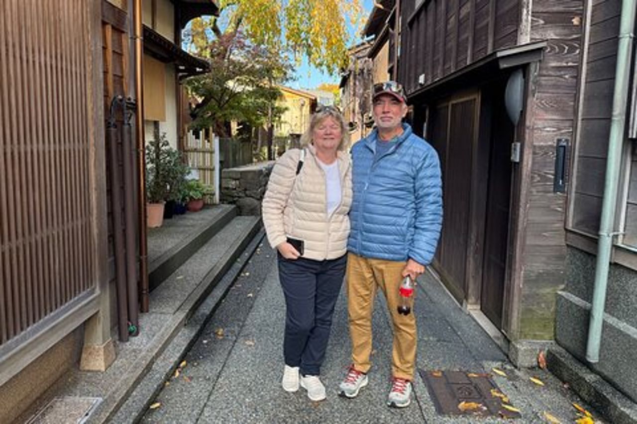 Tour a piedi mattutino locale lungo il fiume di Kanazawa