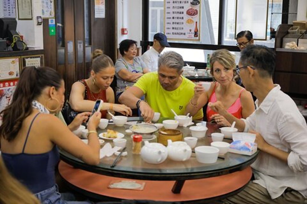 Tour gastronomico per piccoli gruppi di Hong Kong Island