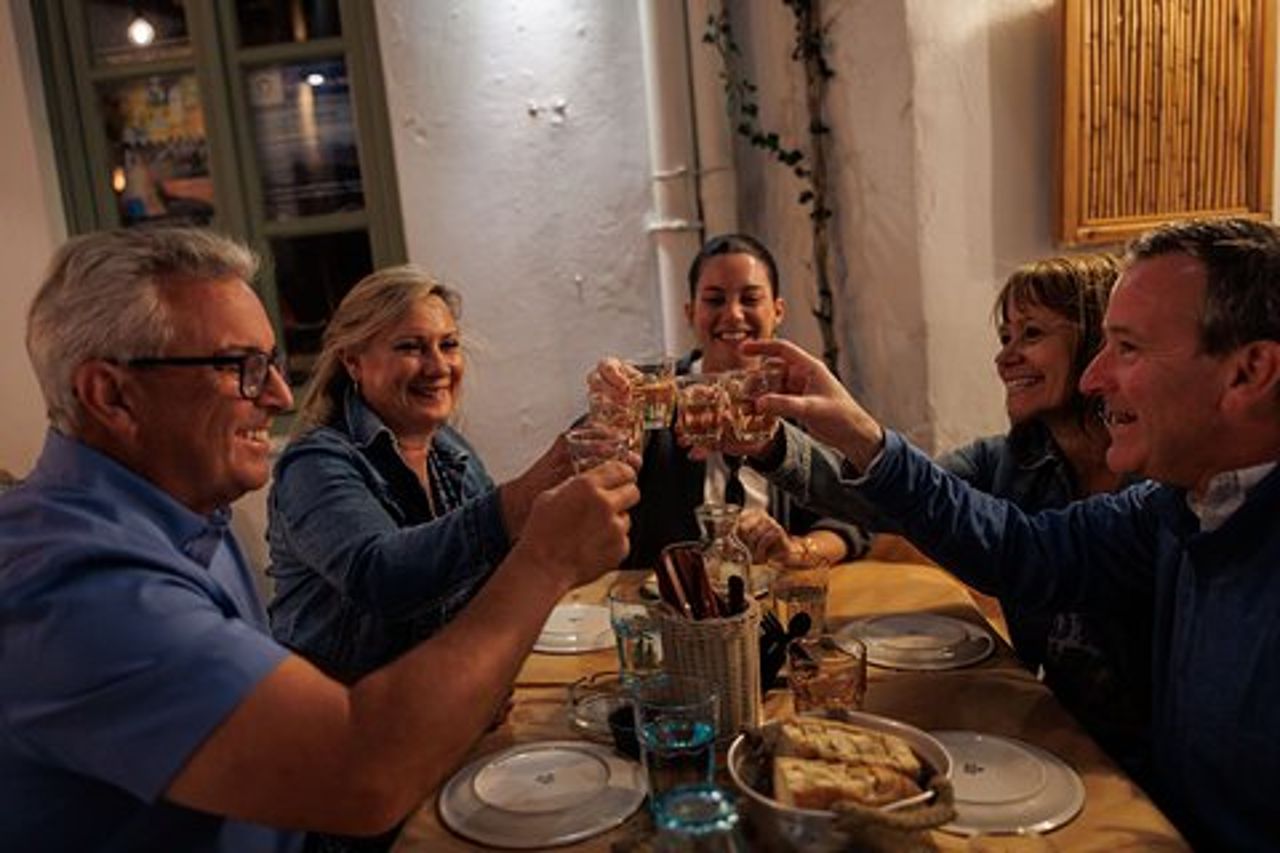 Tour gastronomico serale della città di Naxos con degustazione di vini e 6 soste gastronomiche