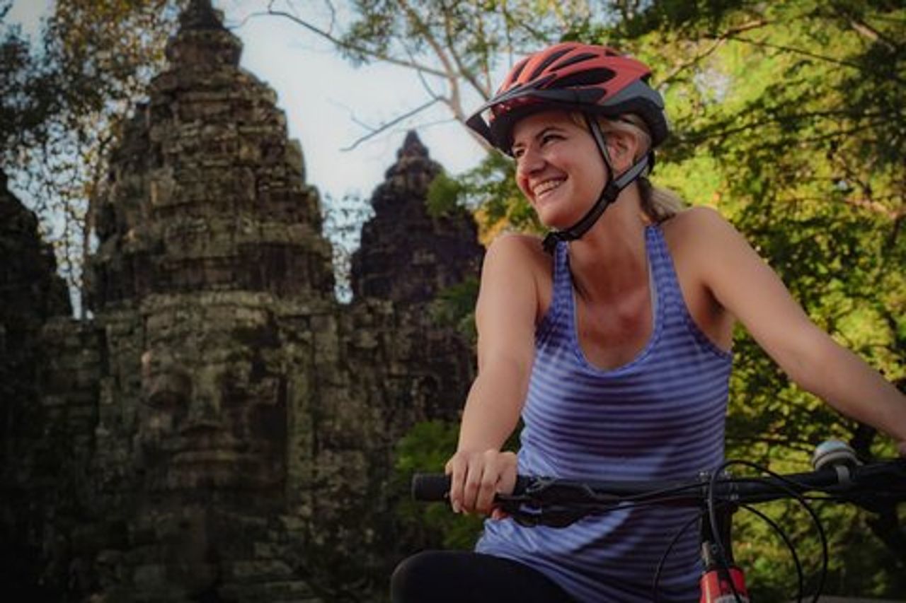 Siem Reap : tour in bicicletta all'alba di Angkor Wat e colazione nella giungla