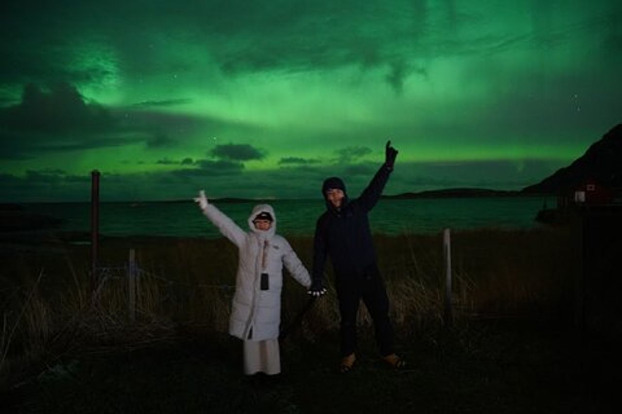 Caccia all'aurora boreale nella notte artica