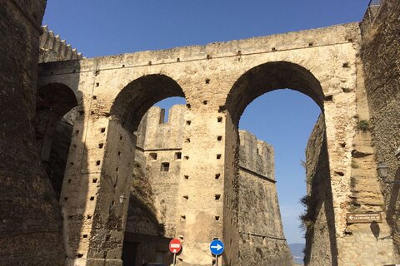 Escursione privata a terra a Crotone: Capo Colonna e Santa Severina