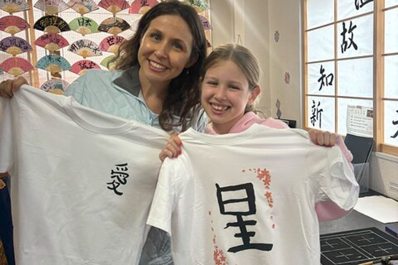 Tokyo Asakusa:Calligrafia e attività di creazione di magliette