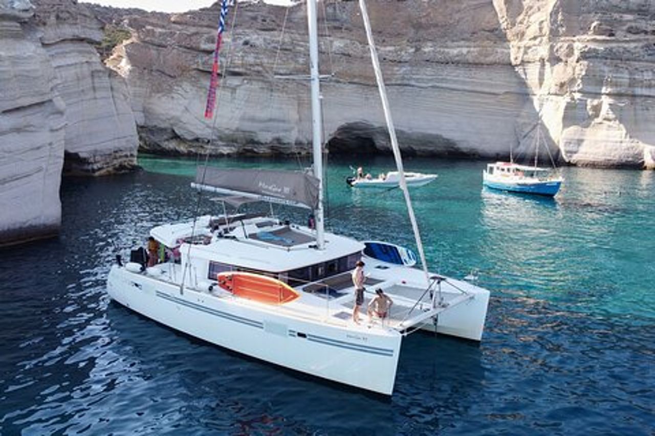 Crociera in catamarano al tramonto di Milos alla baia di Kleftiko con pasto e bevande