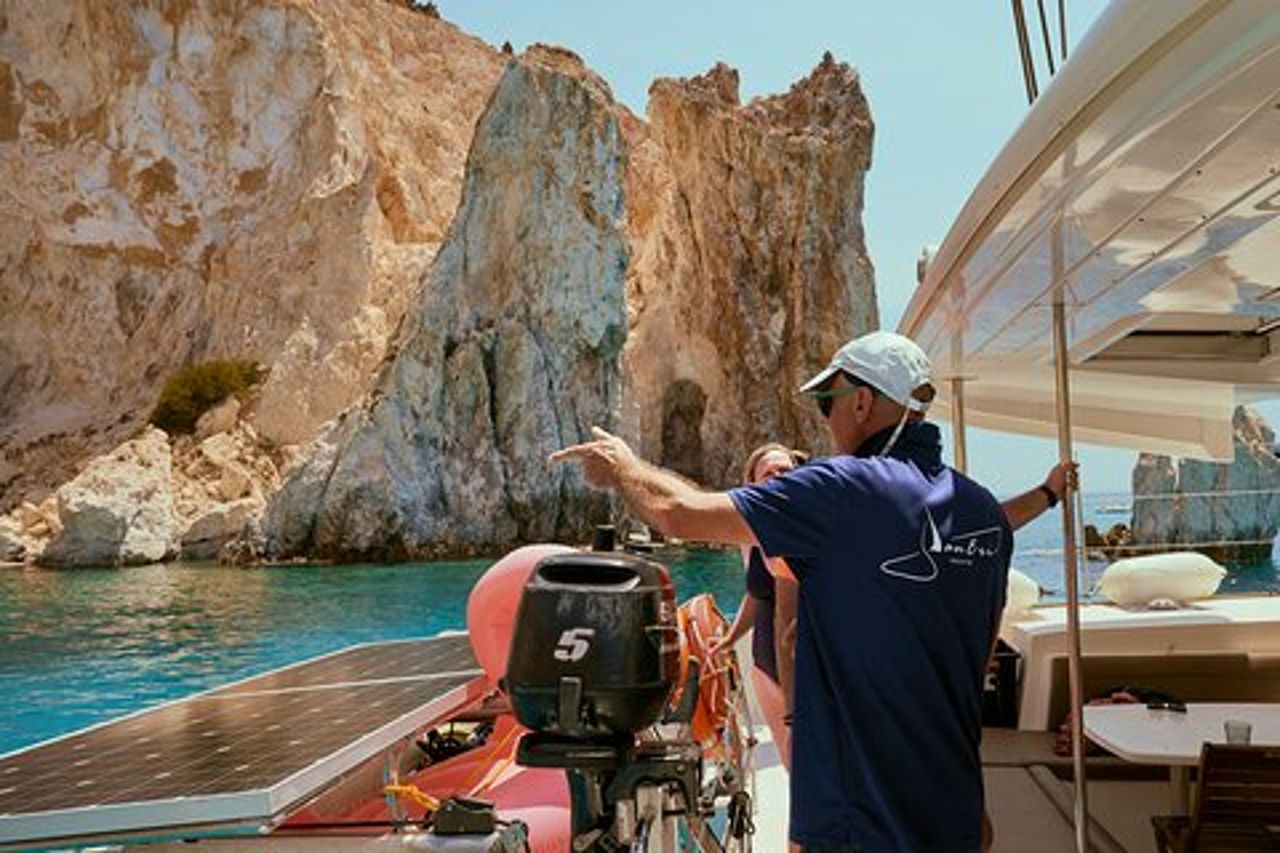 Crociera in catamarano di lusso a Milos nella baia di Kleftiko con pranzo