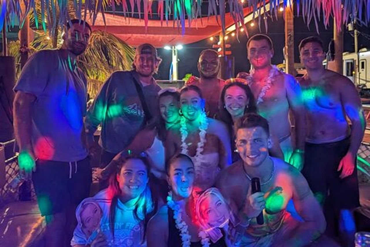 Tiki Pub Glow Party Cruise (solo per adulti)