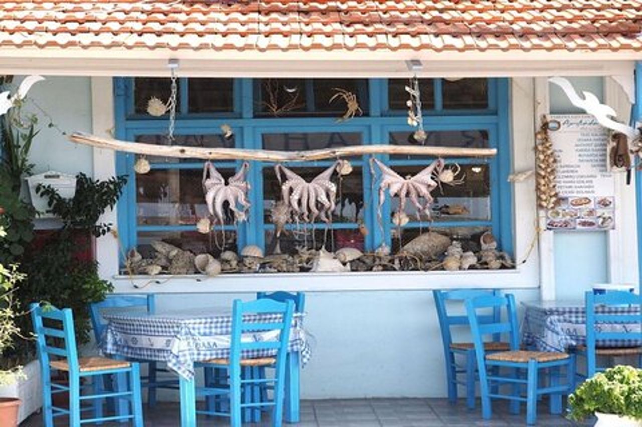 Tour privato di Paros, villaggio di Lefkes - Naousa con degustazione di torte