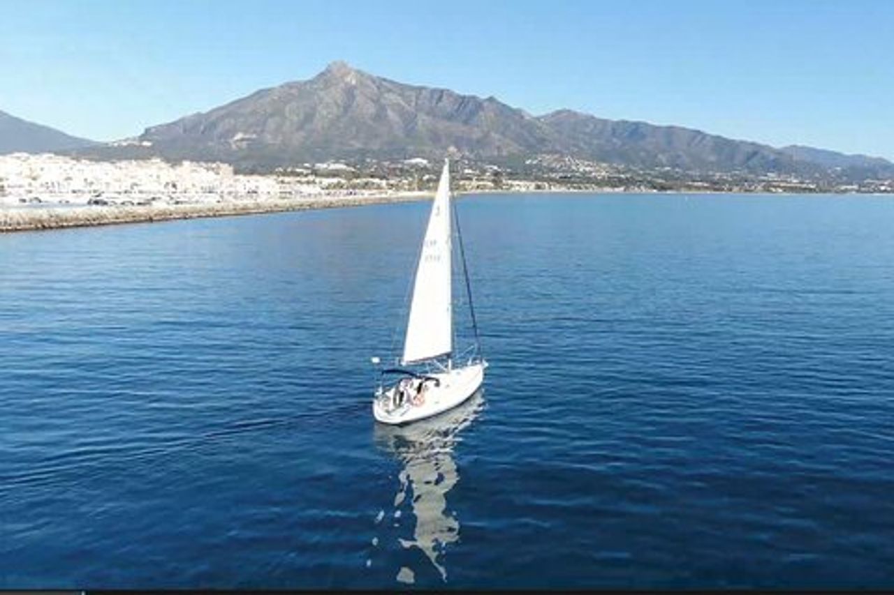 Barca a vela privata a Marbella: vela, nuoto e paddleboarding (10 persone)