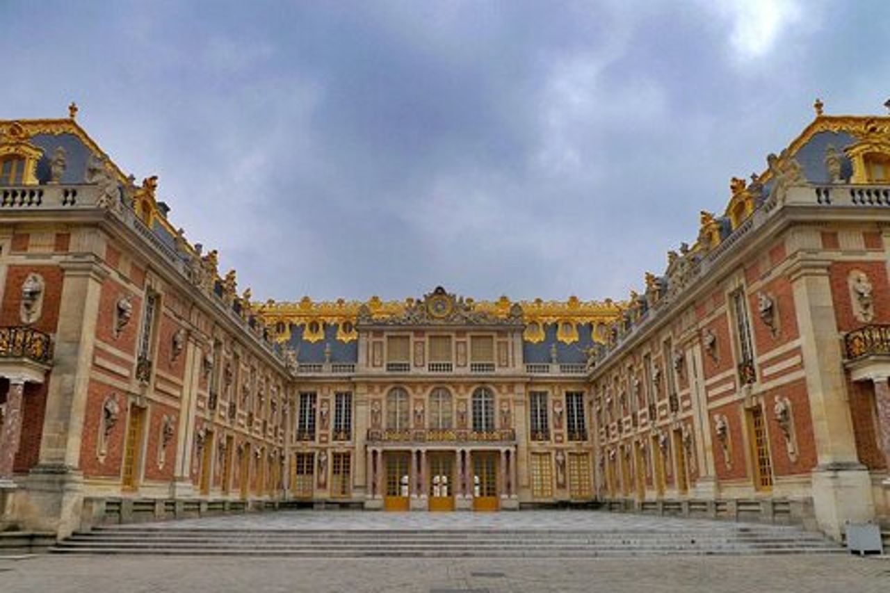 Tour guidato della Reggia di Versailles con accesso ai giardini da Parigi