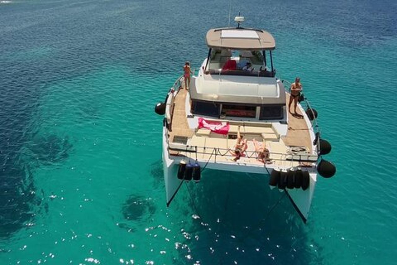 Favignana Tour in Catamarano di Lusso Isole Egadi con pranzo