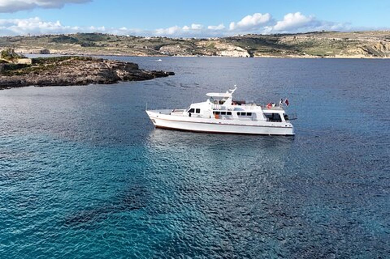 Crociera in barca rotonda di un'intera giornata a Malta con pranzo e soste per il bagno