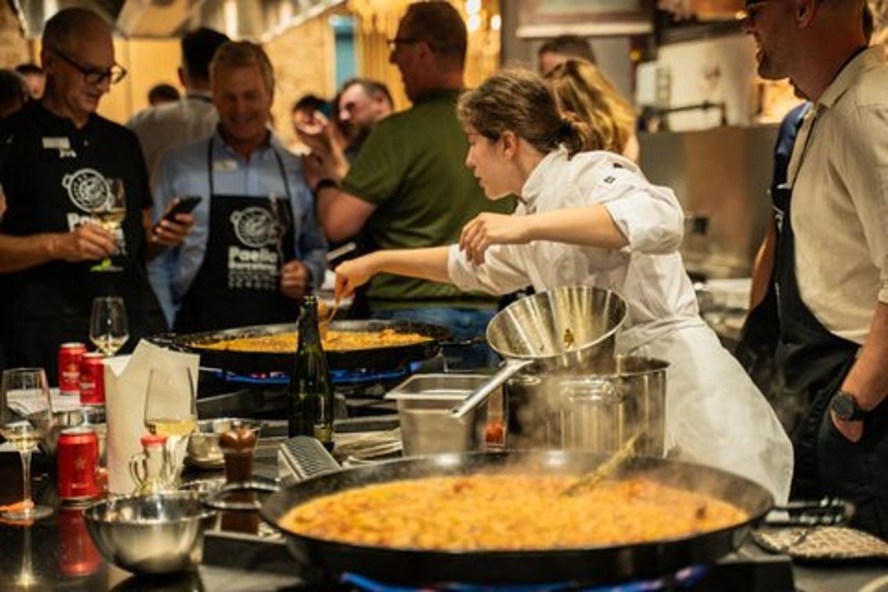 Tour completo del mercato di Barcellona, tapas e lezioni pratiche di cucina con paella