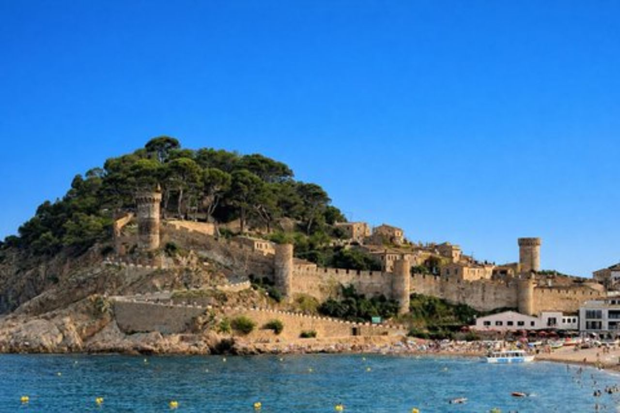 Tour privato della Costa Brava, Tossa de Mar, prelievo in hotel e giro in barca