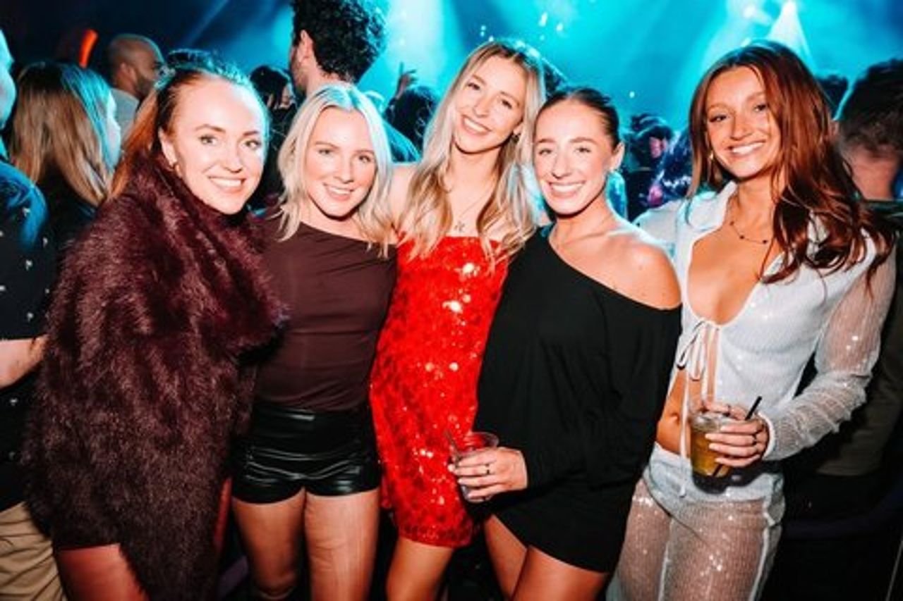 Bar Crawl Benidorm : 4 locali 1 notte con karaoke e bevande inclusi