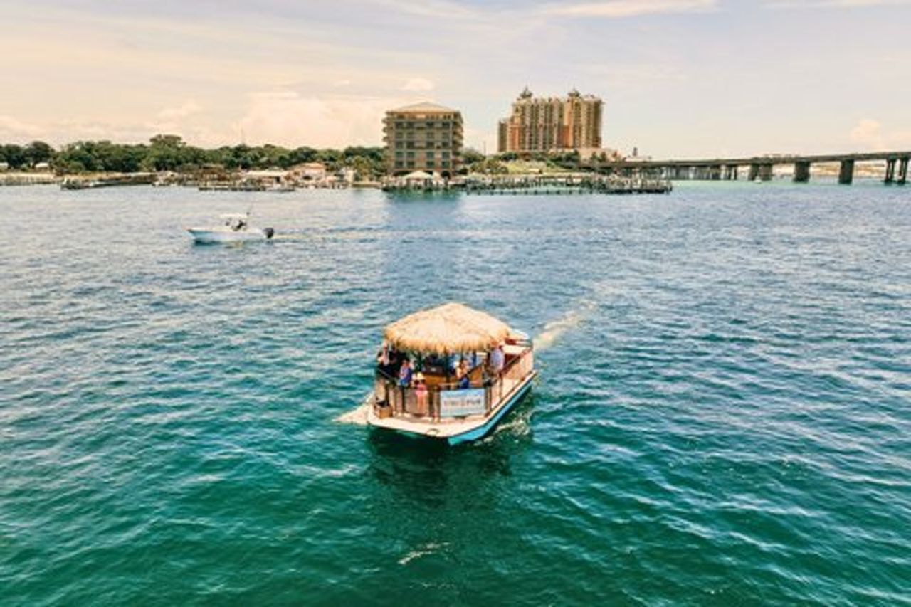 Crociera privata al tramonto galleggiante Tiki Pub a Crab Island