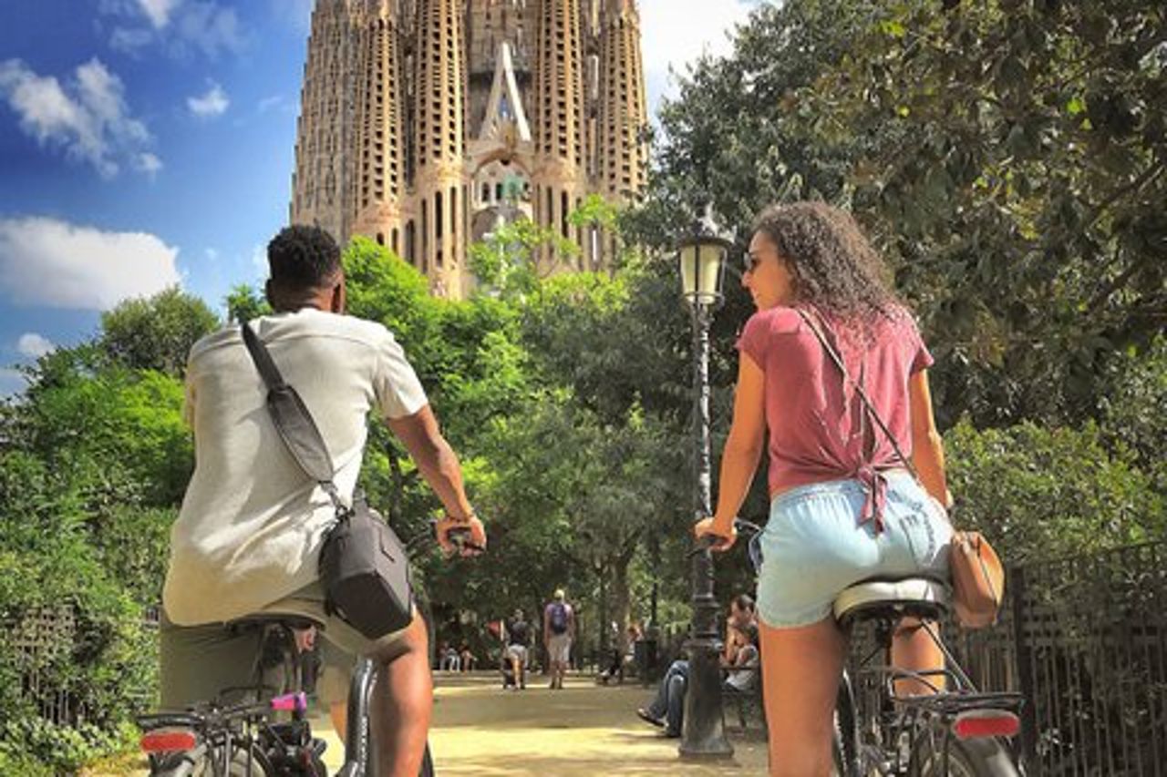 Tour in E-Bike per piccoli gruppi a Barcellona con soste fotografiche iconiche
