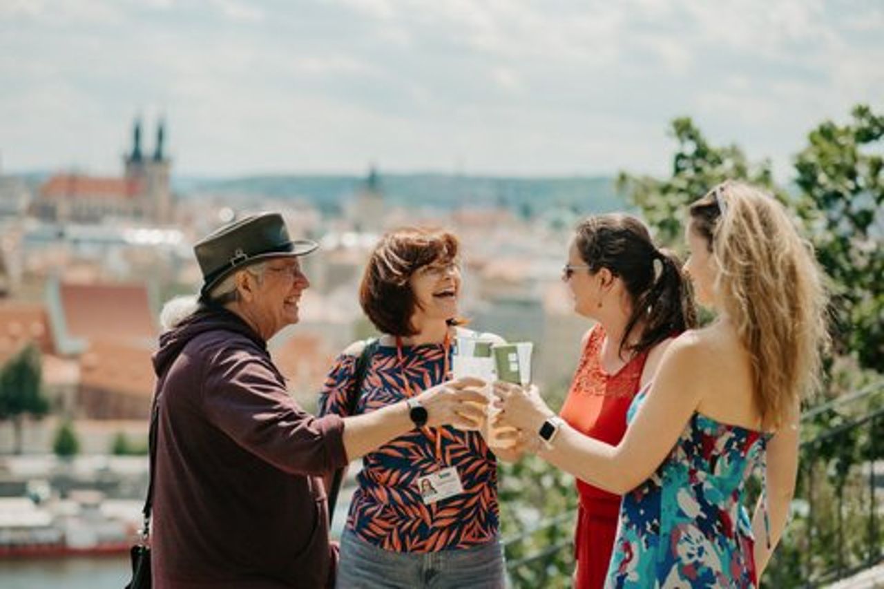 Tour PRIVATO di 4 ore: birre ceche e tapas nelle aree locali di Praga