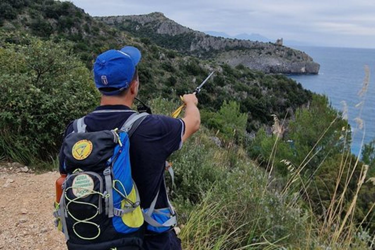 Sentiero escursionistico mediterraneo Nuota ed esplora la Costa del Cilento