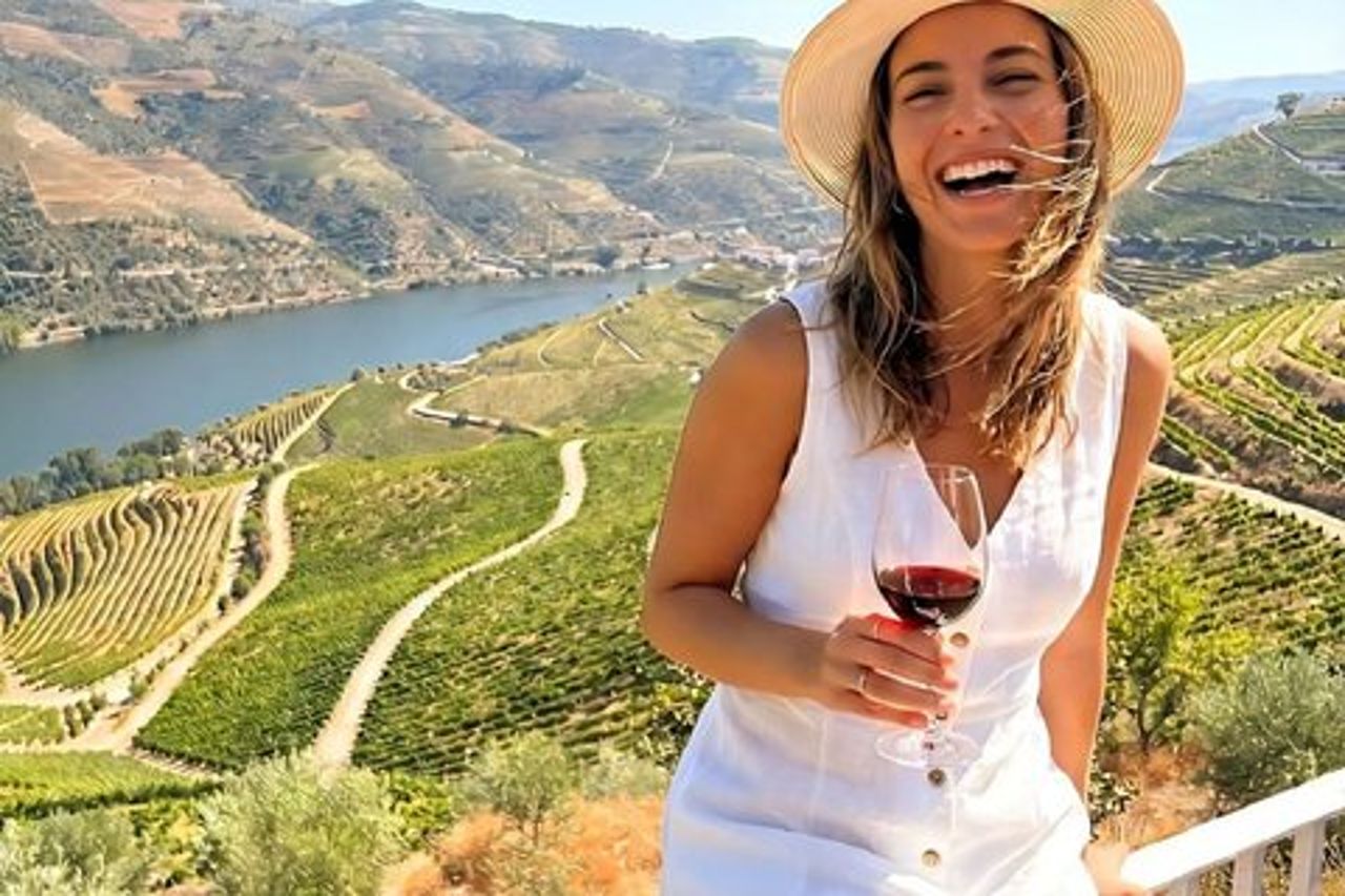 Tour enologico premium per piccoli gruppi nella valle del Douro con pranzo e barca privata.