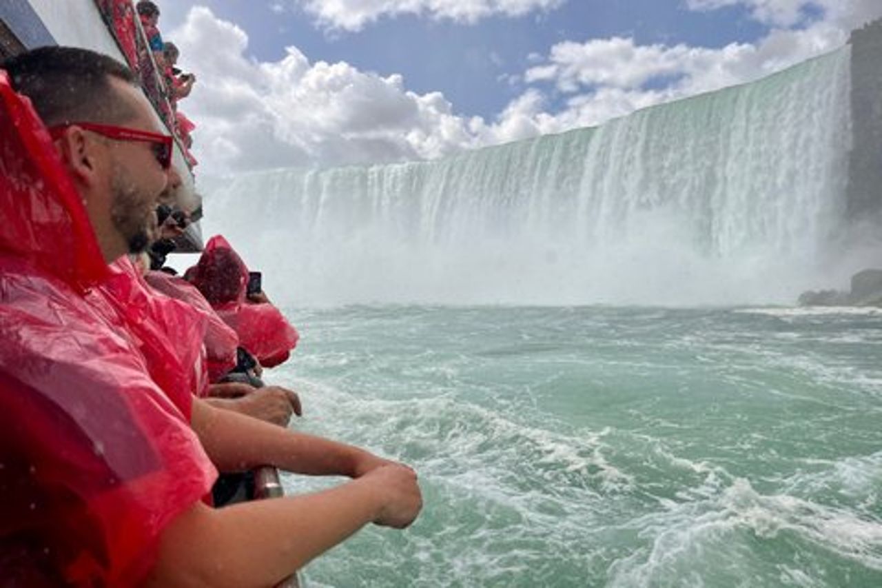 Tour a piedi delle Cascate del Niagara con dietro le cascate e crociera in barca